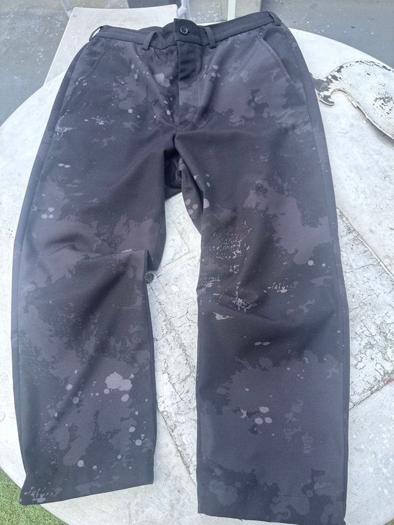ブラックコムデギャルソン スプラッターパターン 黒 チノパン 愛用が集中！「コム デ ギャルソン」の黒パンツがオシャレな人たちの大