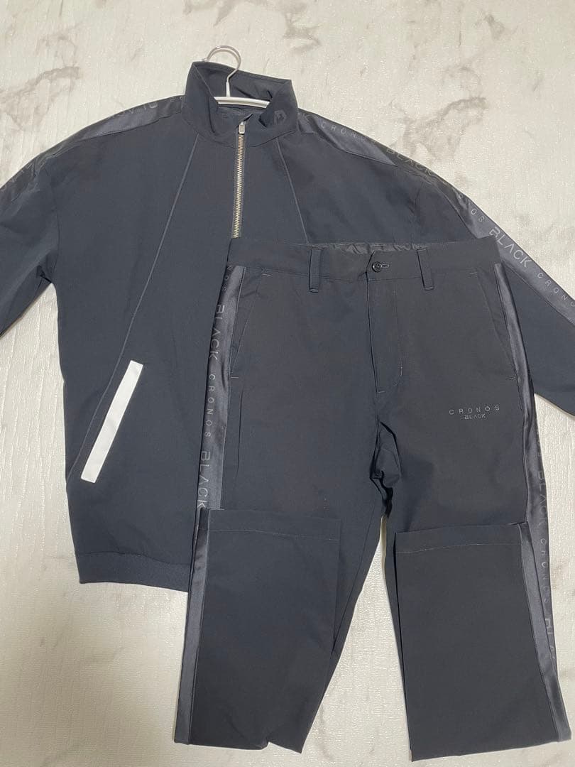【美品】CRONOSBLACK クロノスブラック ゴルフウェア　セットアップ S CRONOS」から、タレント「ユージ」氏が手掛けるゴルフライン「CRONOS