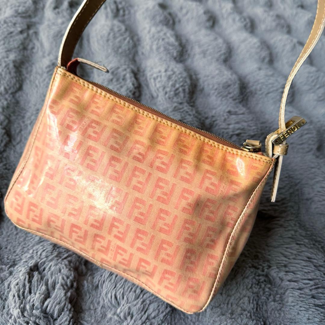 FENDI ハンドバッグ ズッカ柄 ピンク エナメル トップハンドル ズッキーノ FENDI ハンドバッグ ズッカ柄 ピンク エナメル トップハンドル