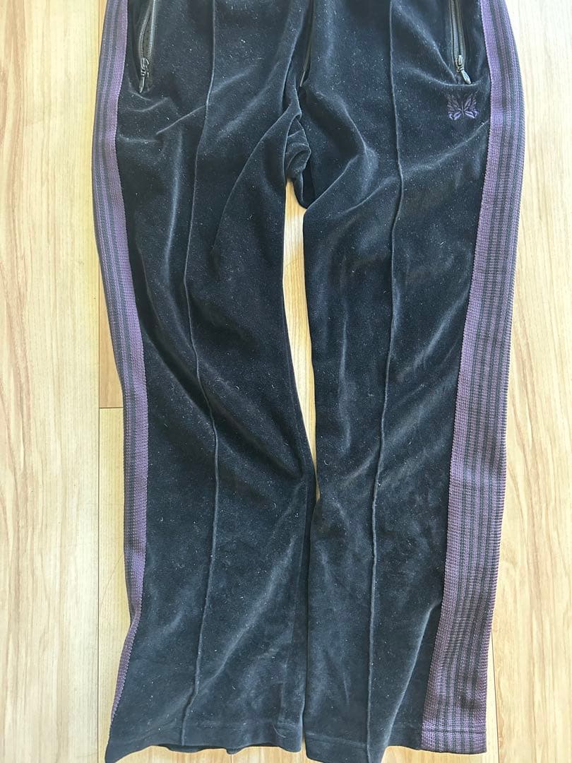 Needles ブラック ベルベット スラックス L NEEDLES別注。上品に穿ける“新トラックスラックス”｜JOURNAL STANDARD