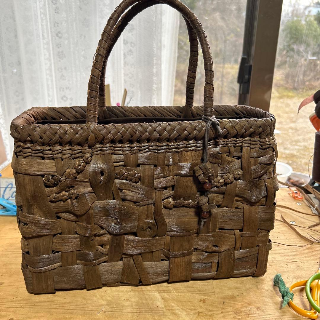 国産山葡萄バック　磨き上げたつやをみて下さい 美しい色艶に育てるのがたのしみな山葡萄のバッグは、自分にとっての