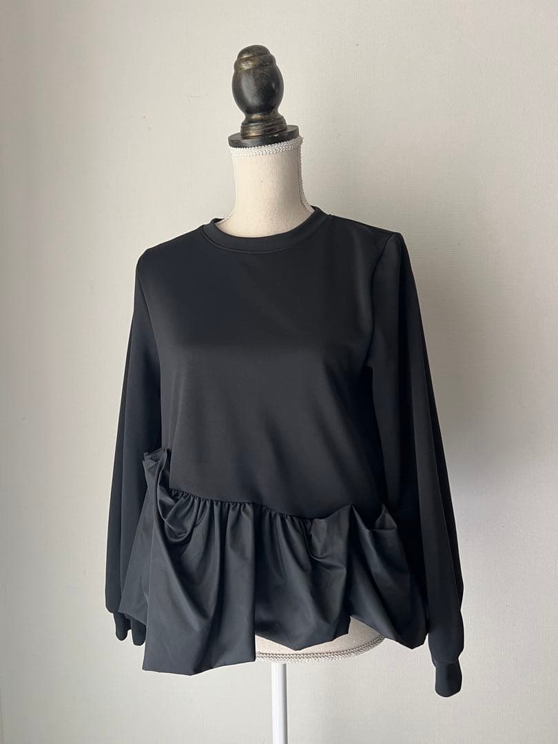 ヴェロフォンナ　ブラック裾バルーンタフタトップス Re.Verofonna（ヴェロフォンナ） ウェーブ フリル カットソー 5259504