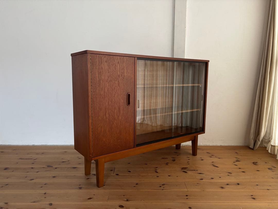 北欧ヴィンテージ　チーク　ガラスキャビネット スウェーデン 北欧ヴィンテージ チーク ガラスキャビネット 北欧家具