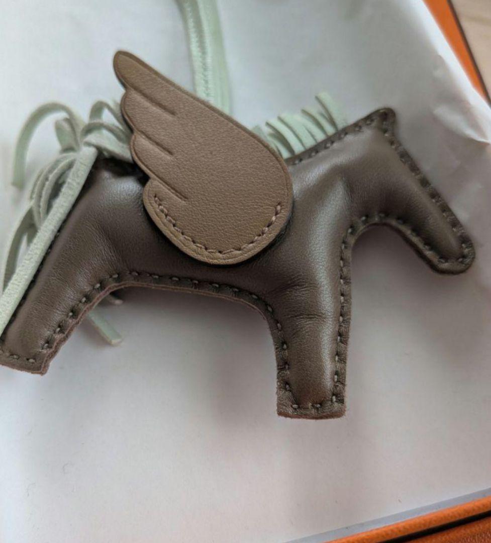 エルメス　Hermes　ペガサス　エトゥープ エルメス ペガサスチャーム PM エトゥープ W刻印 - ブランド品専門店