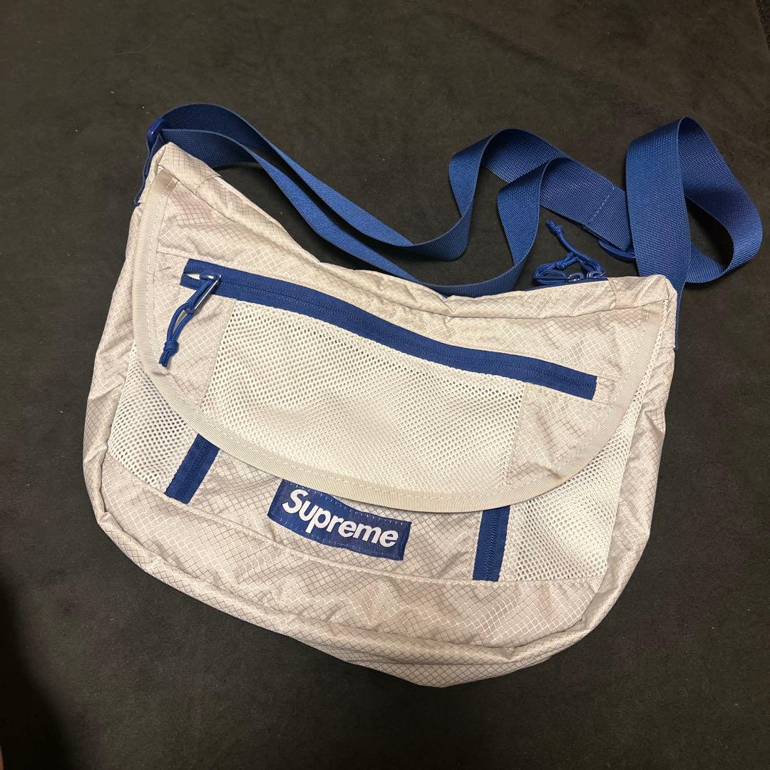 Supreme メッセンジャーバッグ グレー/ネイビー Supreme デニム メッセンジャーバッグ ミニ | ブルー | FARFETCH JP