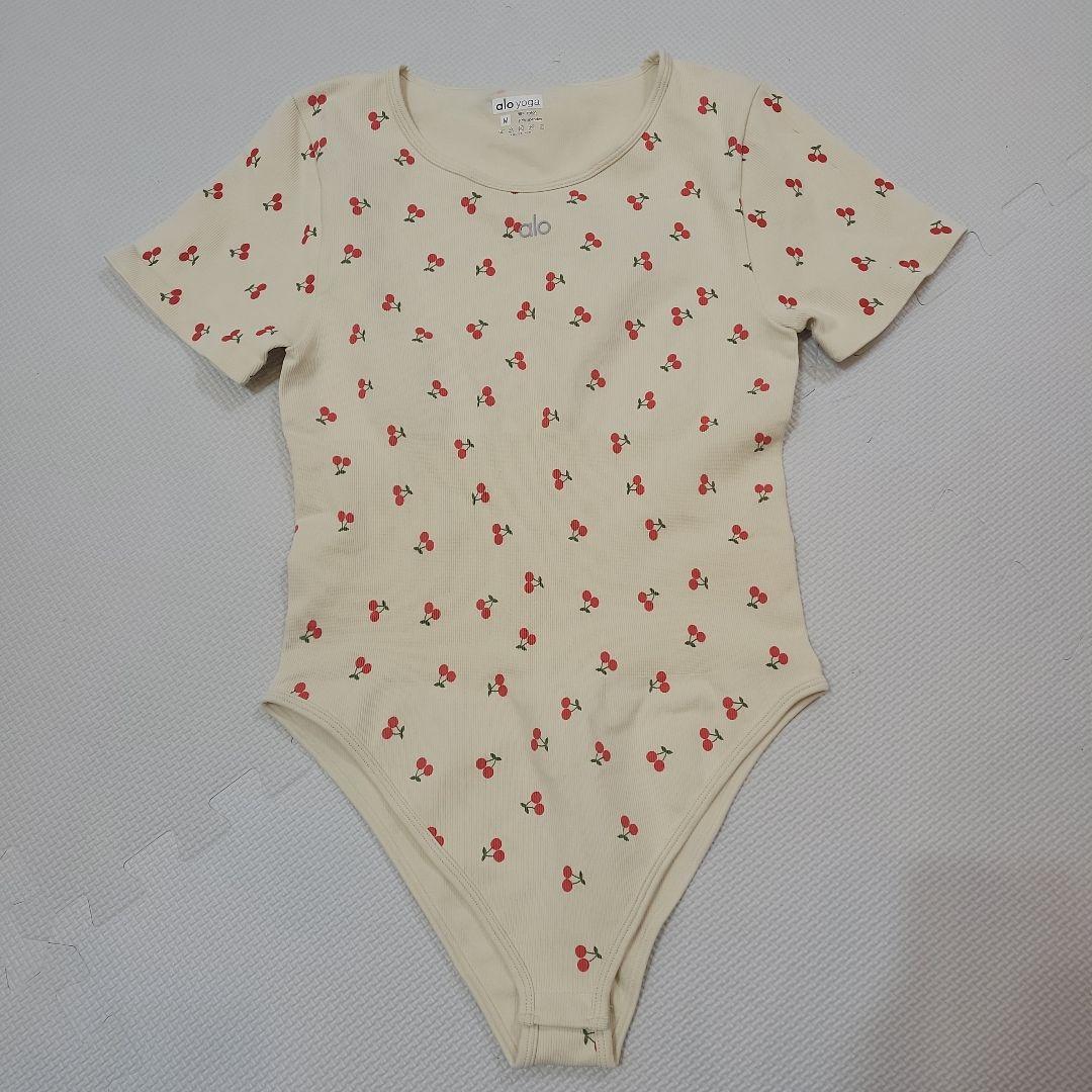 alo yoga チェリー柄 ボディスーツ M Alo Yoga | For your next fiery flow. Meet Bright Red. | Instagram