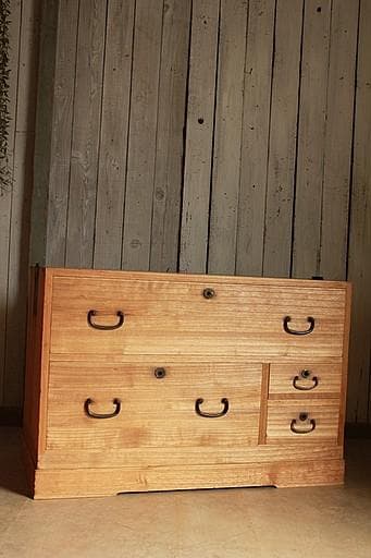 古い木製の引き出し4杯　チェスト　桐箪笥　昭和レトロ　収納　古家具　古民家 古い和箪笥をリメイクした 和モダンチェスト｜杉×桐の2段収納家具