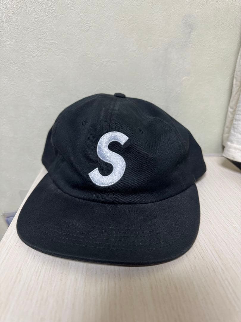 SUPREME ブラック キャップ S刺繍 Supreme sロゴキャップ ブラック - メルカリ