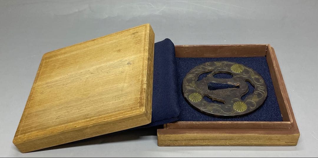 鍔　鉄地　象嵌　菊花紋　刀装具　武具　箱付　e255 鍔 銘 武州住正幸 梅花図鍔 (TU-050924)｜刀・日本刀の販売なら日本刀