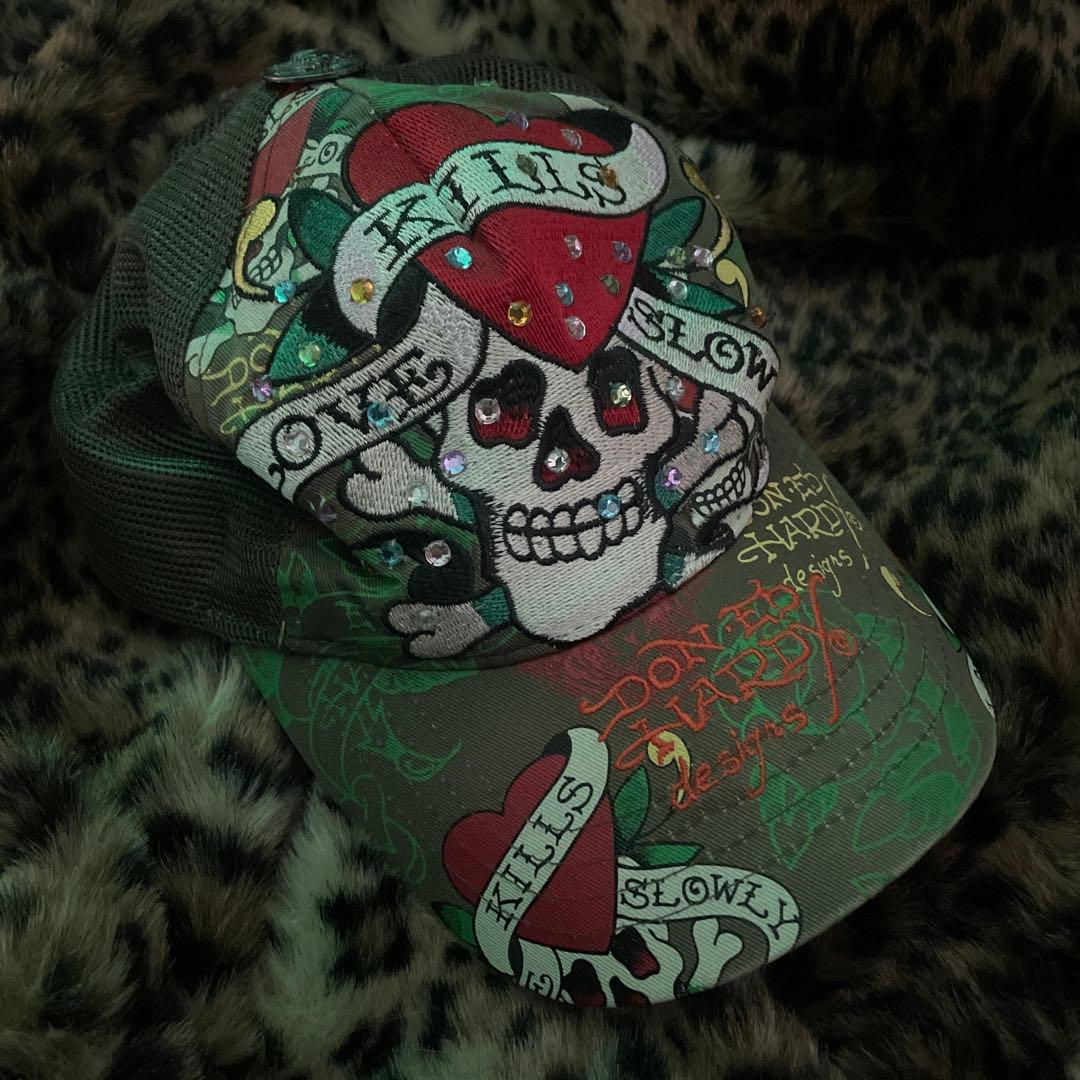Ed hardy メッシュキャップ 刺繍 Ed Hardy（エドハーディー）の「Ed Hardy 刺繍ﾒｯｼｭｷｬｯﾌﾟ（キャップ