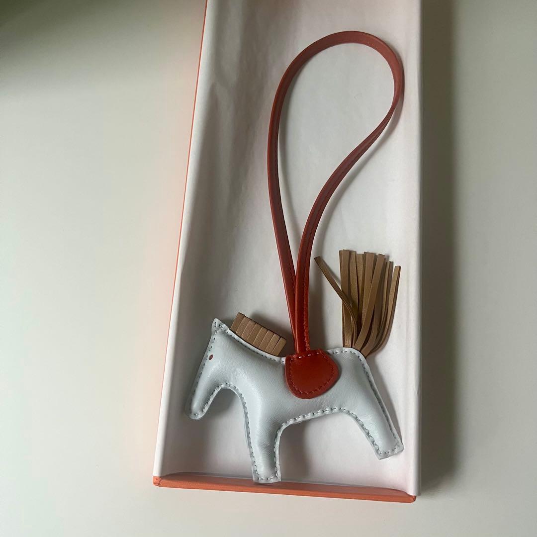 【新品】エルメス HERMES ロデオチャーム PM 箱付き 入手困難!!超希少!エルメス ロデオチャーム PM ホワイト (HERMES