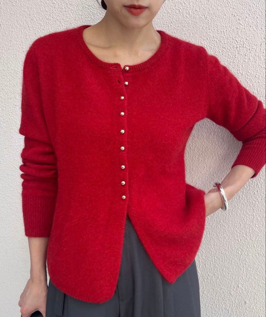 シーナリー　ラクーンぺプラムカーディガン　レッド SHENERY（シーナリー）の「ラクーンペプラムカーディガン