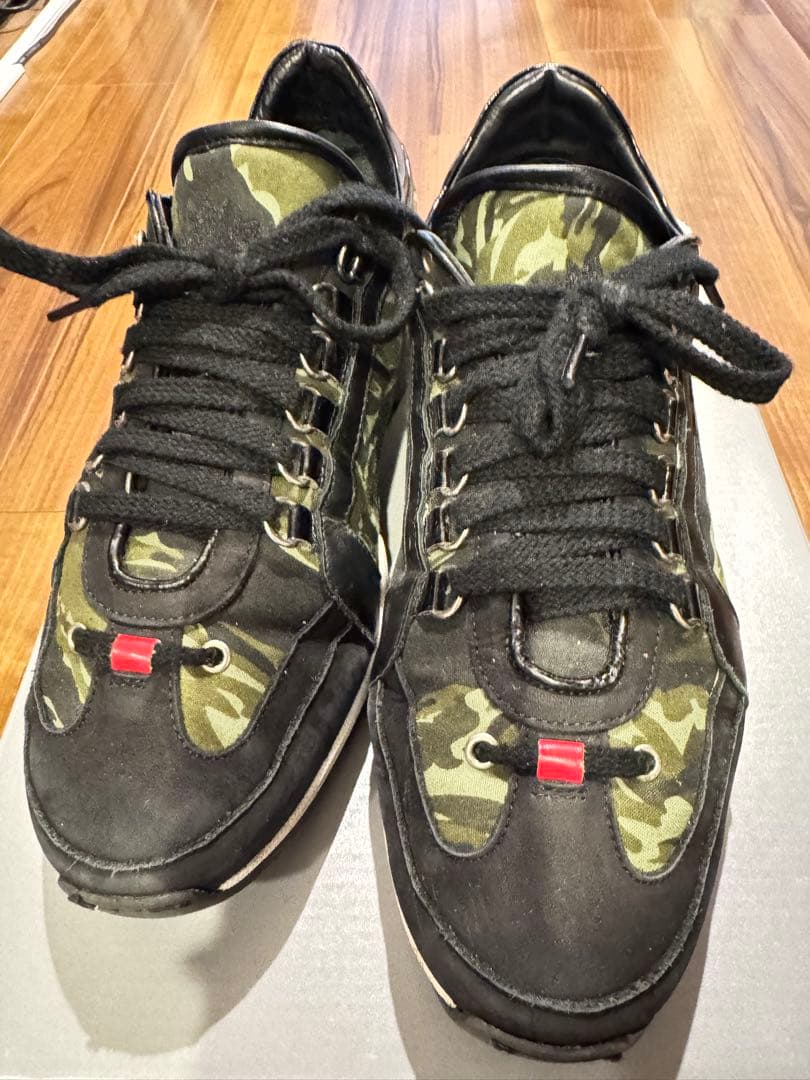 【サンダー】ディースクエアード　迷彩柄& 1964 ネイビースニーカー ディースクエアードの新作スニーカー、“メープルリーフ”型ソールの