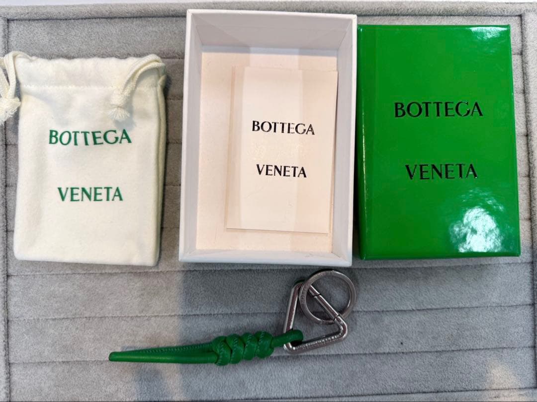 BOTTEGA VENETA グリーンキーホルダー BOTTEGA VENETA ボッテガヴェネタ トライアングル キーリング ネック