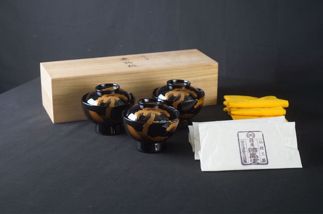 輪島塗 田谷漆器店 松蒔絵 煮物椀 三客 共箱 美品 輪島塗 田谷漆器店 松蒔絵 煮物椀 三客 共箱 美品 輪島塗 田谷漆器店