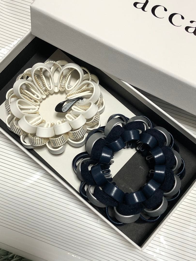 Acca ヘアアクセサリー　シュシュ シャイニーなファブリックや高透明度なレースなどモードな秋の