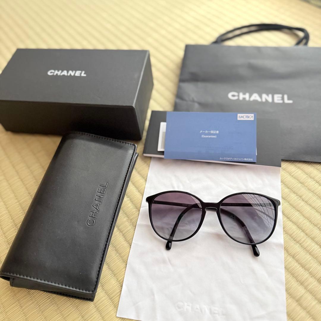 未使用に近い　CHANEL ブラックラウンドサングラス　レザーケース付き CHANEL（シャネル） 【ケース付属】CHANEL サングラス レディース