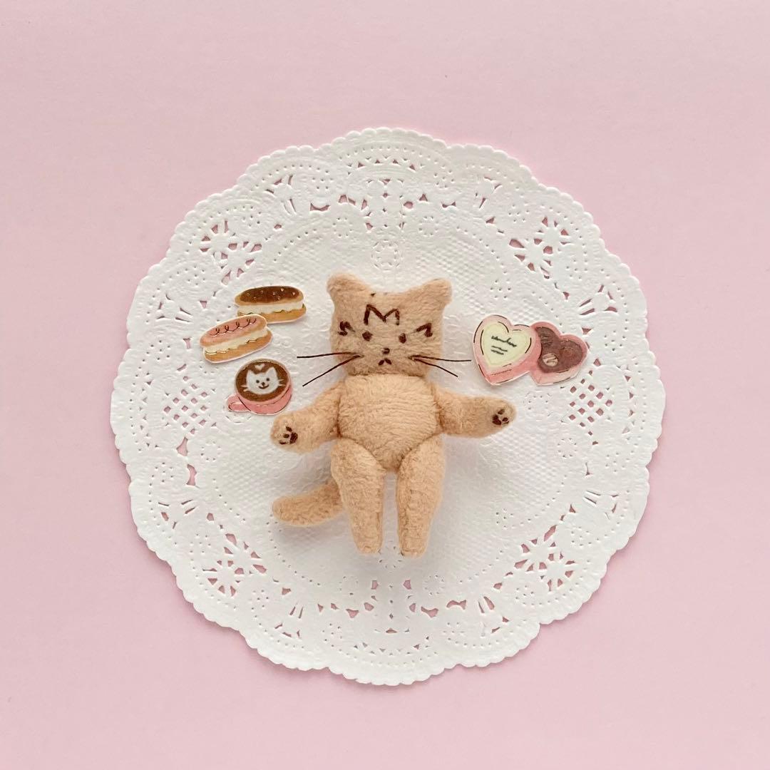 や*ぐ様 着せかえぬいぐるみブローチ　エクレアさん 送料 無料ハンドメイド・手芸 - や*ぐ様 着せかえぬいぐるみブローチ