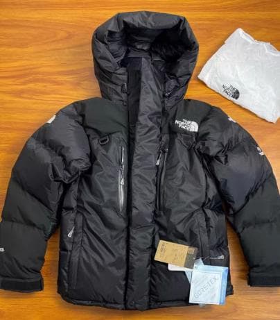 タフで軽量、ブラックナイロンのヒマラヤンパーカーで冬を楽しもう。 ヒマラヤンパーカ（ユニセックス） / Himalayan Parka ND92322