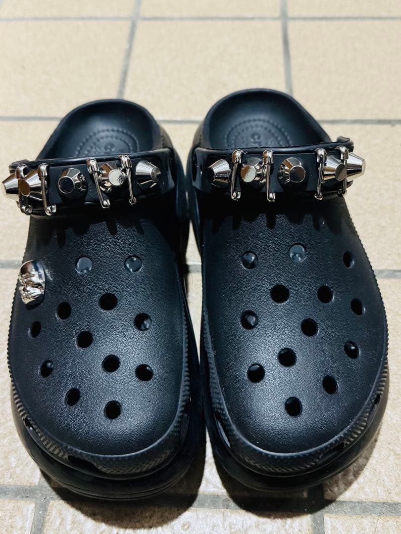 美品✨CROCS メガクラッシュ　M5/W7 店舗限定スタッズ 厚底サンダル♪ 美品✨CROCS メガクラッシュ M5/W7 店舗限定スタッズ 厚底サンダル