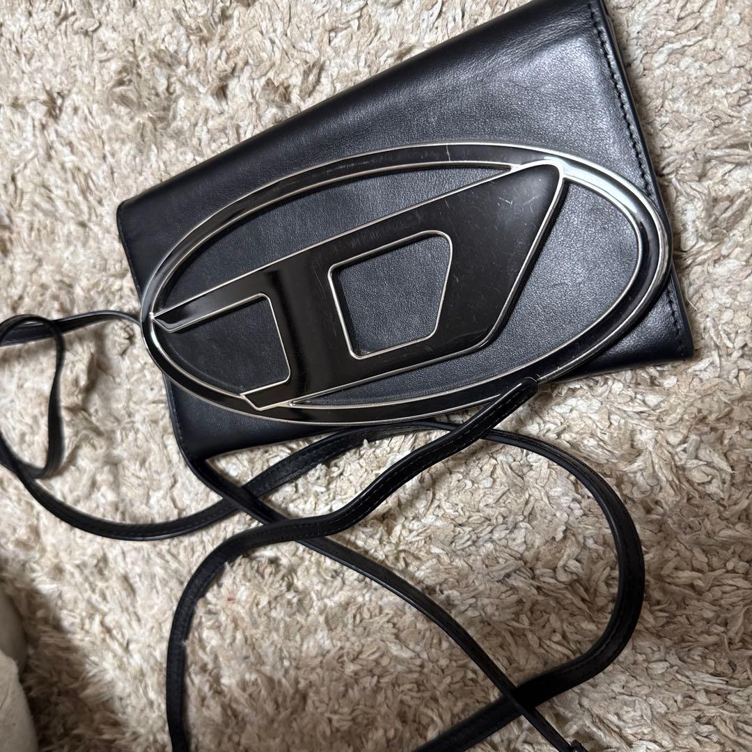 生産終了品　DIESEL 財布 ショルダーバッグ　 斜めがけ可　レザー　黒色 Diesel 1DR レザーショルダーバッグ | ブラック | FARFETCH JP