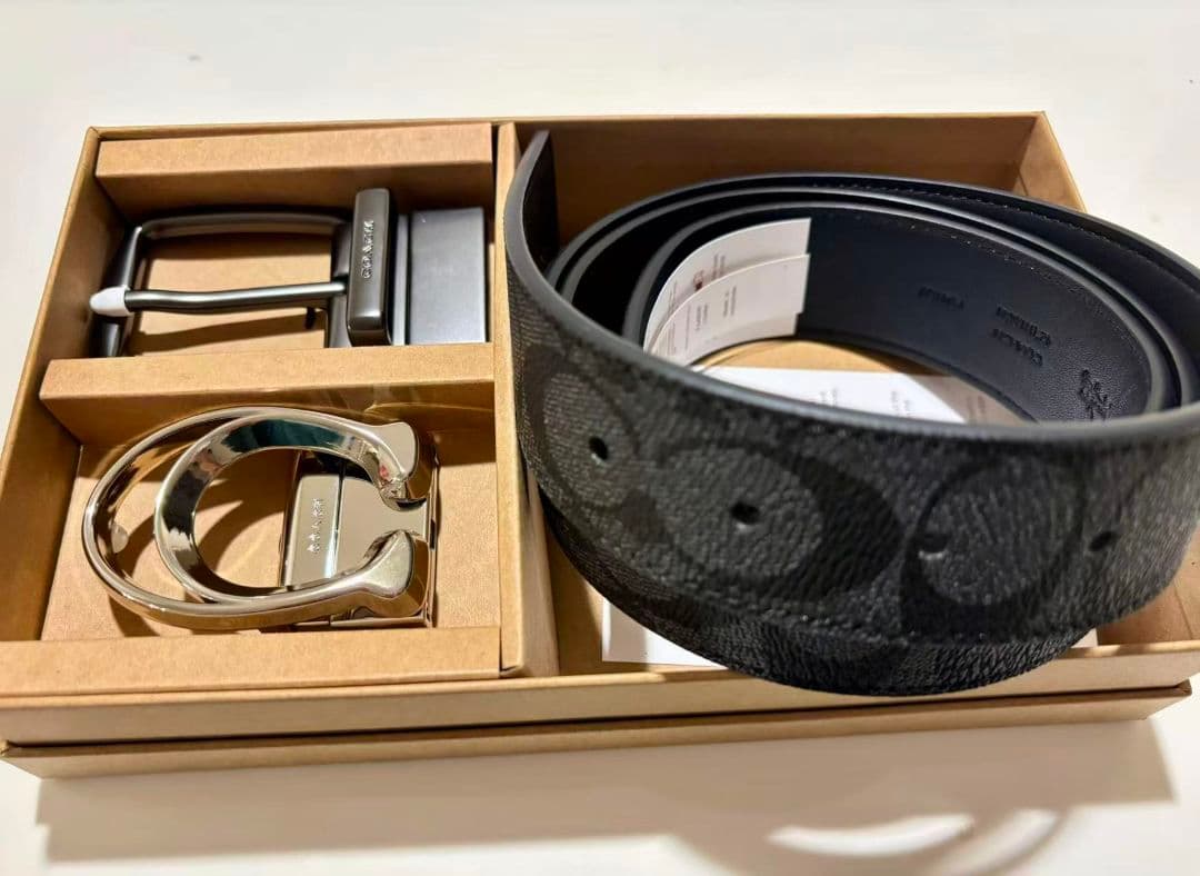 限定SALE♪コーチ　新品シルバーバックル　シグネチャーリバーシブルベルトセット COACH（コーチ） 国内発送 ベルト レディース 小物 25MM シグネチャー