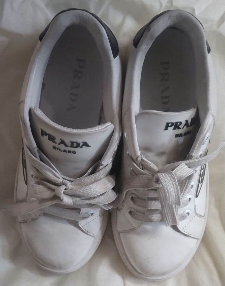 最終価格24時まで！PRADA ホワイトレザー スニーカー セール】プラダ☆ロゴプリントレザースニーカー☆1E621M (PRADA