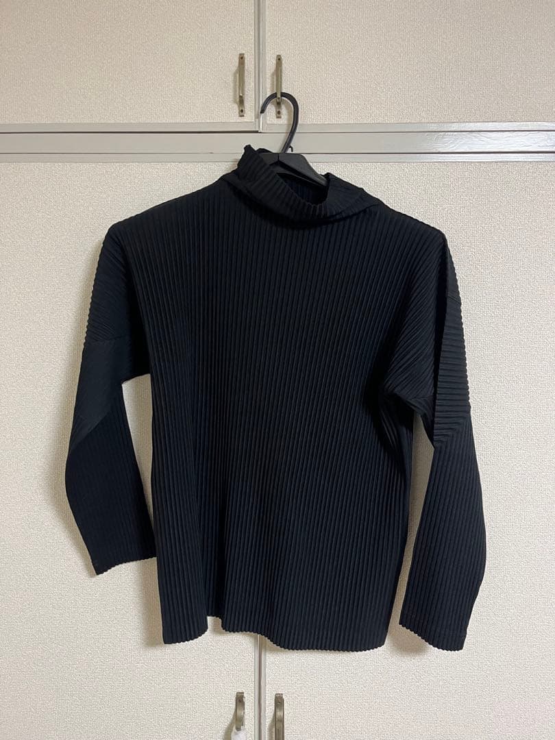 HOMME PLISSE ISSEY MIYAKE ブラック トップス Homme Plissé Issey Miyake Monthly Colors October Top in Black