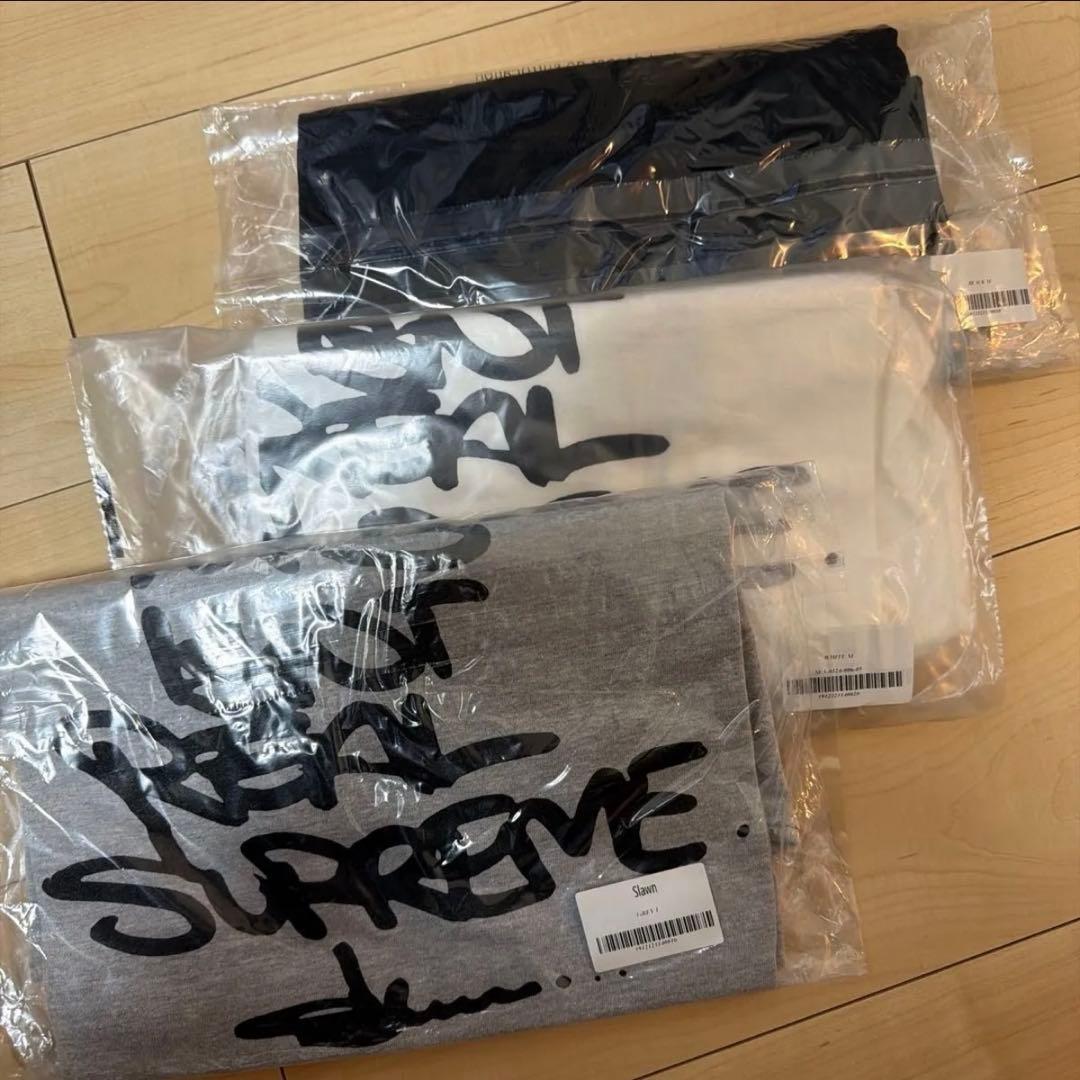 お買い得 Olaolu Slawn Tシャツ 3カラー スローン 新品 M L 英国のアーティスト Olaolu Slawn が手掛けた Supreme ボックスロゴT