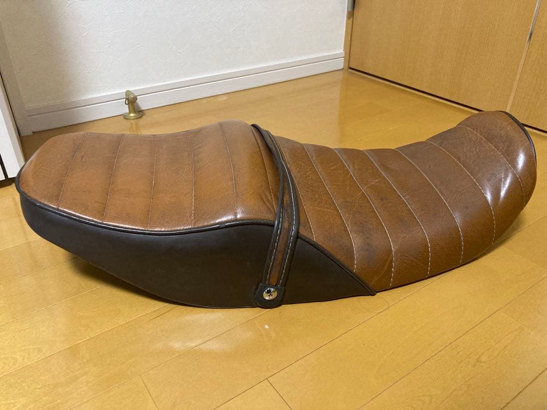 ゼファーχ タックロール ブラウンレザー バイクシート ゼファー[ZEPHYR]χカイ('96年～'09年)タックロール | カスタムシートの