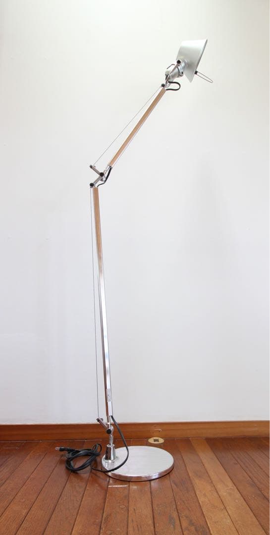 アルテミデ　トロメオ　フロアランプ　フロアスタンド　照明　ライト トロメオ フロアランプ / シルバーArtemide（アルテミデ） | 公式通販