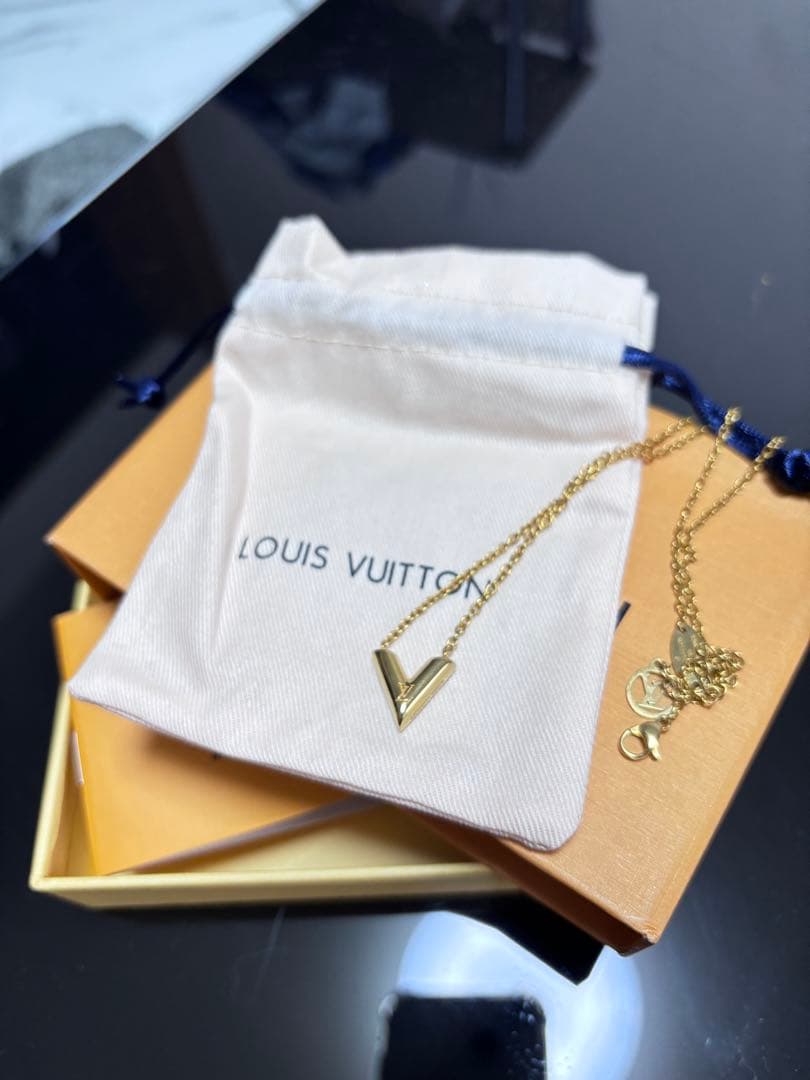 ゆ*や様 LOUIS VUITTON ネックレスエセンシャルV メッキゴールド 楽天市場】【中古】LOUIS VUITTON ネックレス エセンシャル V メッキ