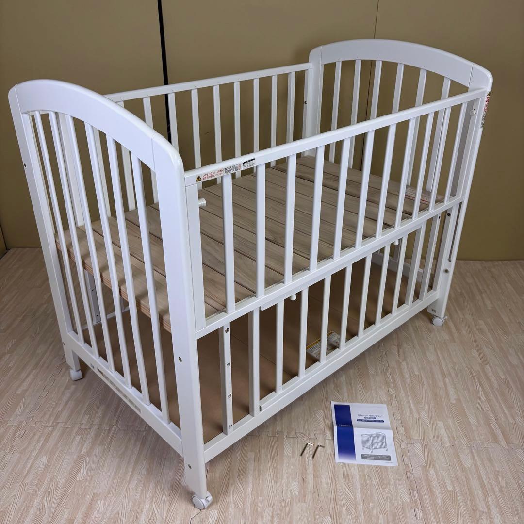 ☆新品に近い☆カトージ　立ちベッド4ポジション　ホワイト　すのこ床板　ハイタイプ 屈まずに赤ちゃんのお世話ができるハイポジション ベビーベッド