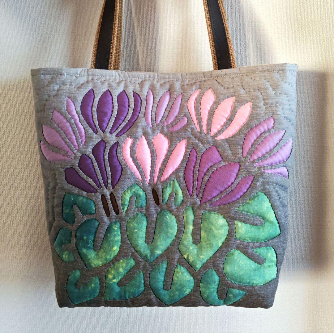 ハンドメイド　ハワイアンキルトバッグ　（シクラメン） ハワイアンキルト ハンドバッグ モンステラ×プルメリア グリーン