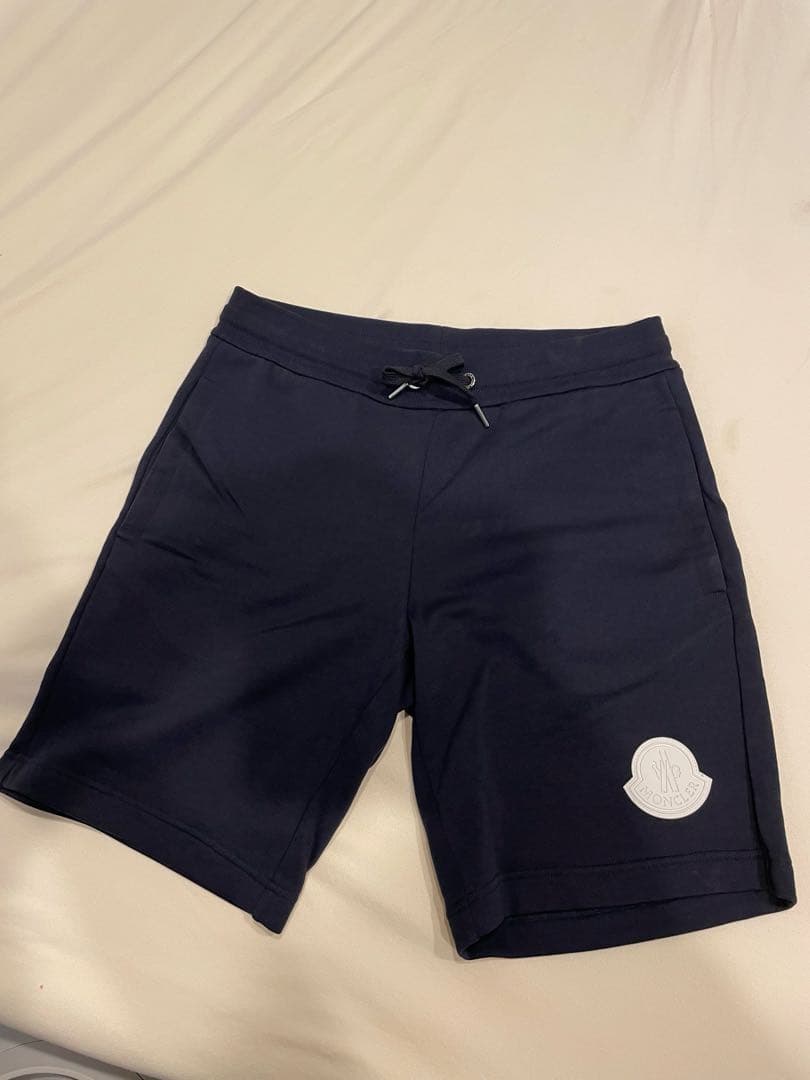 モンクレール　 ロゴワッペン　スウェット　美品　ショートパンツ　紺色　正規品 MONCLER（モンクレール） H20918G00050 ロゴワッペン プルオーバー