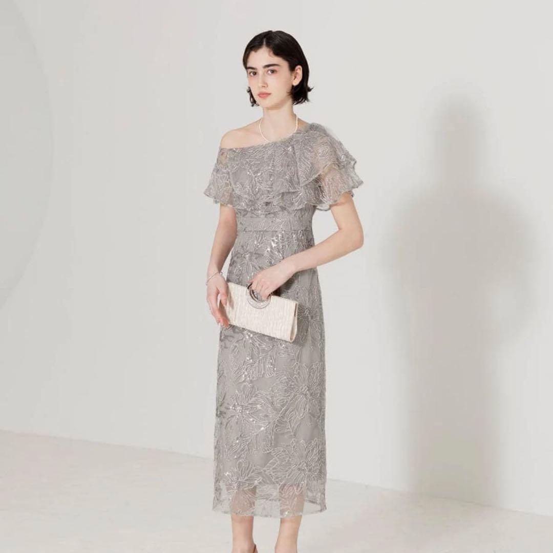 LEJA フリルオフショルダースパンコール　ラインドレスMグレー レジャ Leja フリルオフショルダースパンコールウェストマークスリット