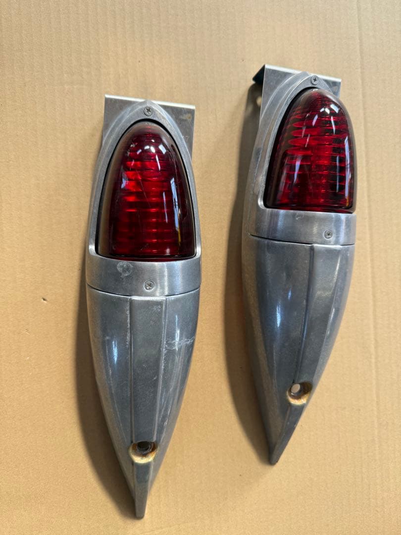 ナマズマーカー　大　2個セット 赤　デコトラ　トラック部品　ステイ付 三菱ふそう 新品 LED ナマズ マーカー 低高タイプ 20cm レッド 2個SET