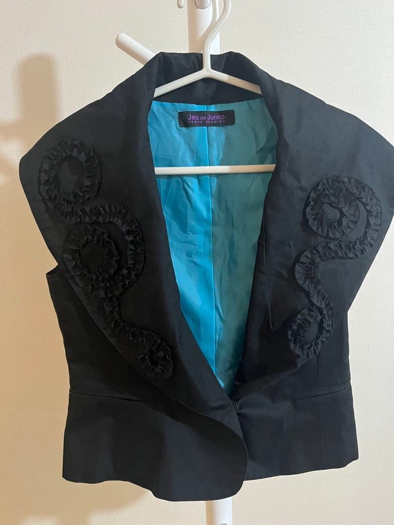 JUNKO KOSHINO 立体薔薇デザイン ベスト 三根有葵 | JUNKO KOSHINO きのコレ 2026S/S ありがとうございました