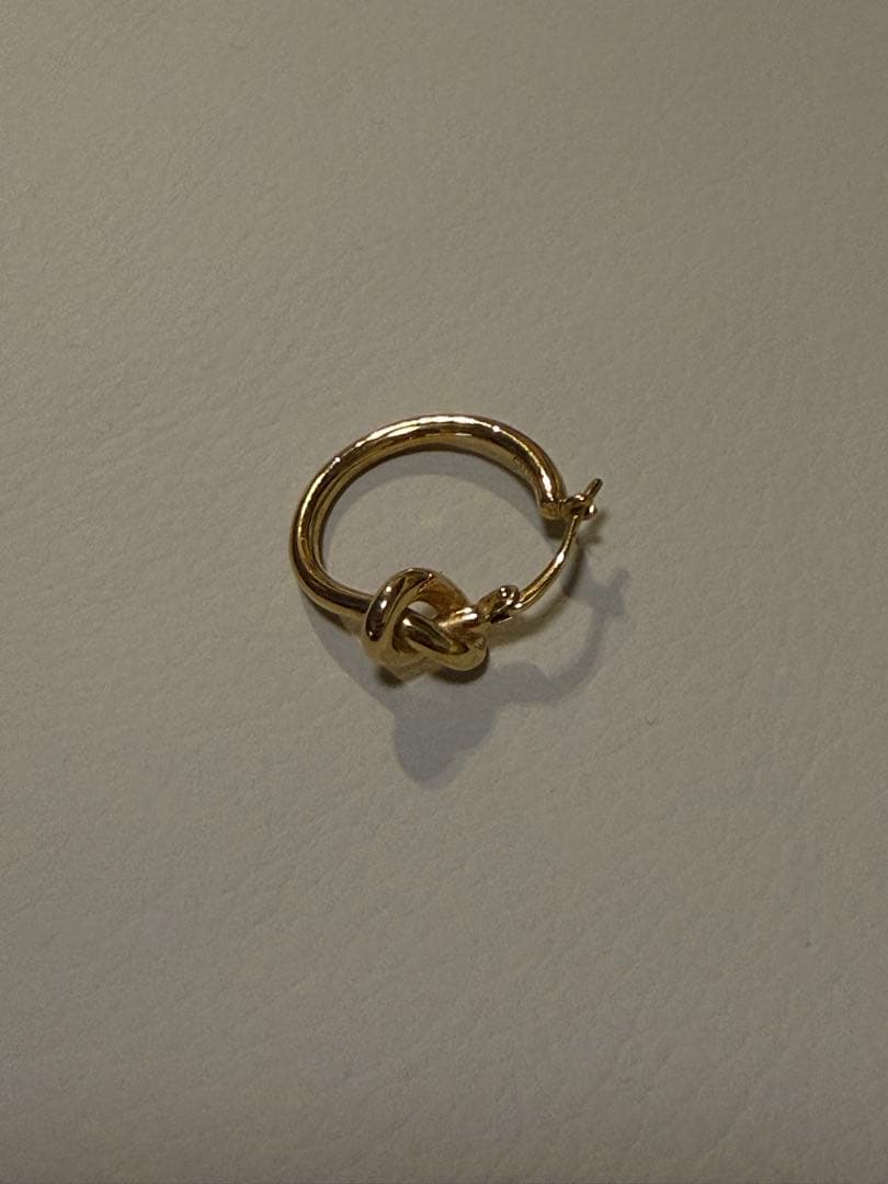 は*と様 ノットデザイン ゴールドフープピアス ゴールド]ノットフープピアス