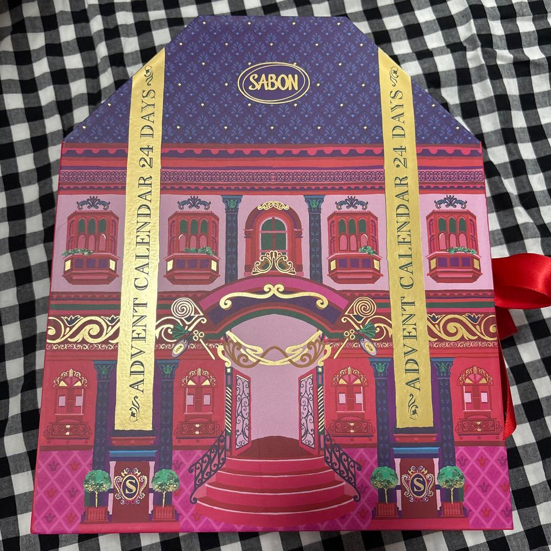 SABON アドベントカレンダー 24日分 人気のアドベントカレンダーが登場。24個のボックスを開けるたびに喜び