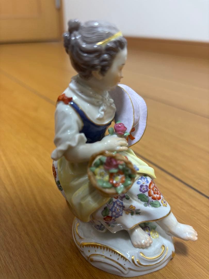 マイセン 花かごを持つ女性 - メルカリ