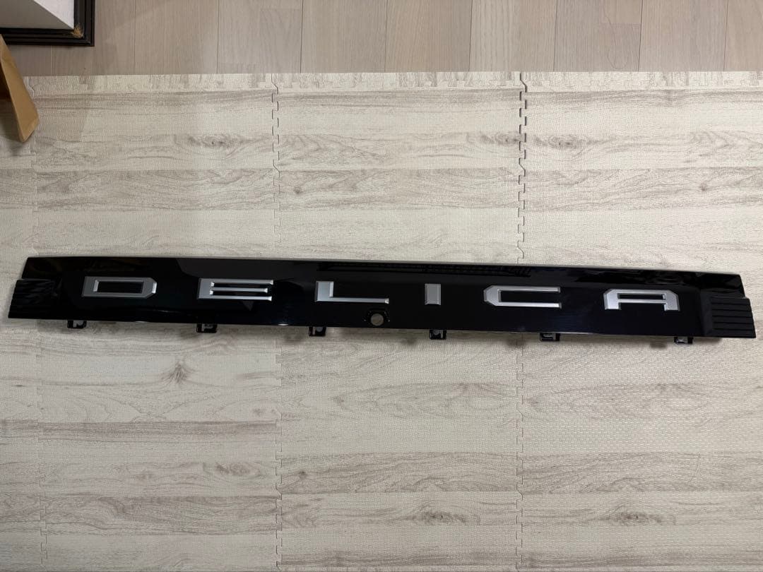 新車外し未使用、新型デリカD5純正リアガーニッシュ一体リアエンブレム