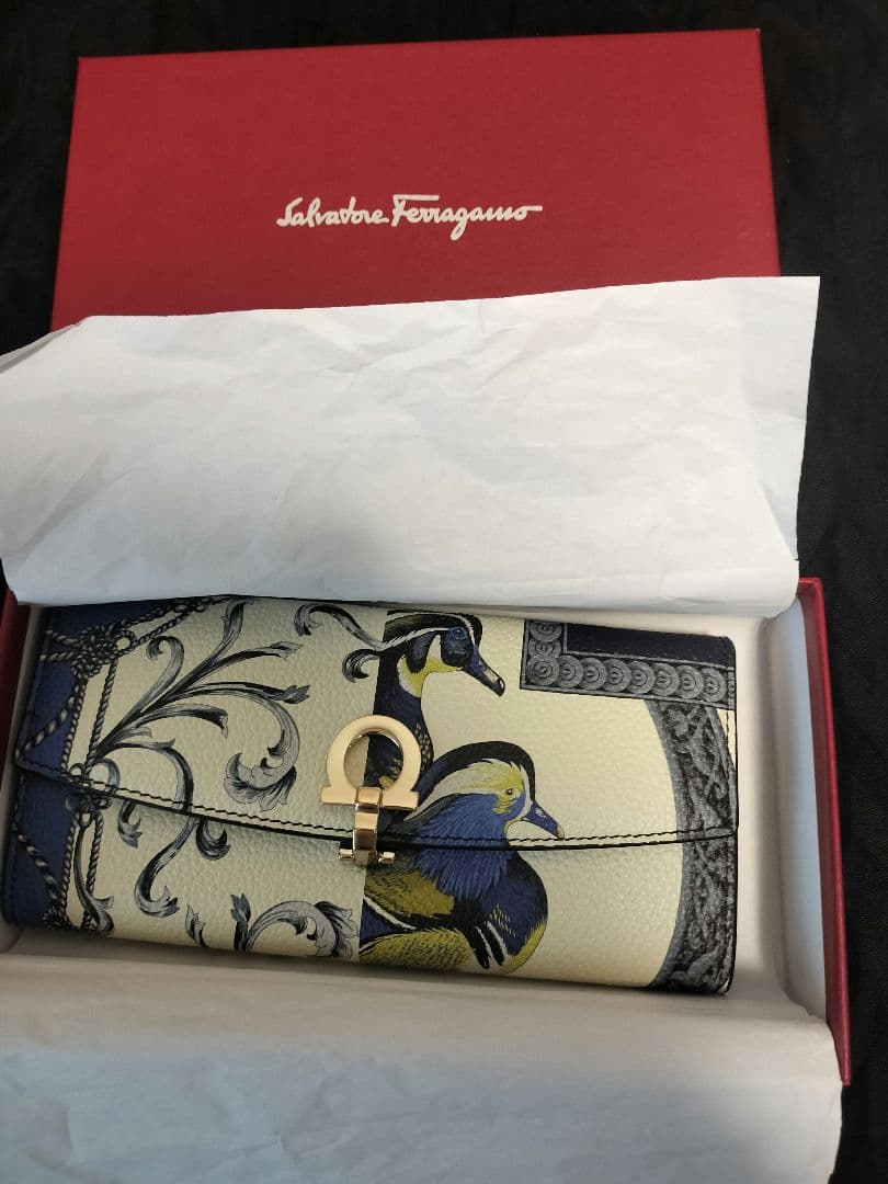 未使用Ferragamo フェラガモ　ガンチーニ　長財布 鳥と花の美しいプリント 未使用Ferragamo フェラガモ ガンチーニ 長財布 鳥と花の美しい