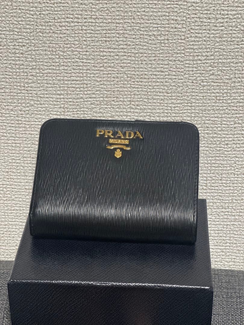 PRADA サフィアーノ二つ折り財布 ブラック 楽天市場】【新品】 プラダ 二つ折り財布 サフィアーノ タブ レザー