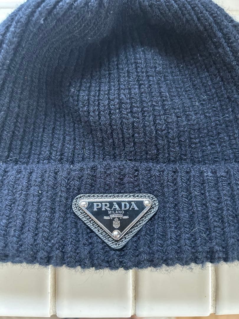 PRADAトライアングルロゴビーニーSサイズ - メルカリ