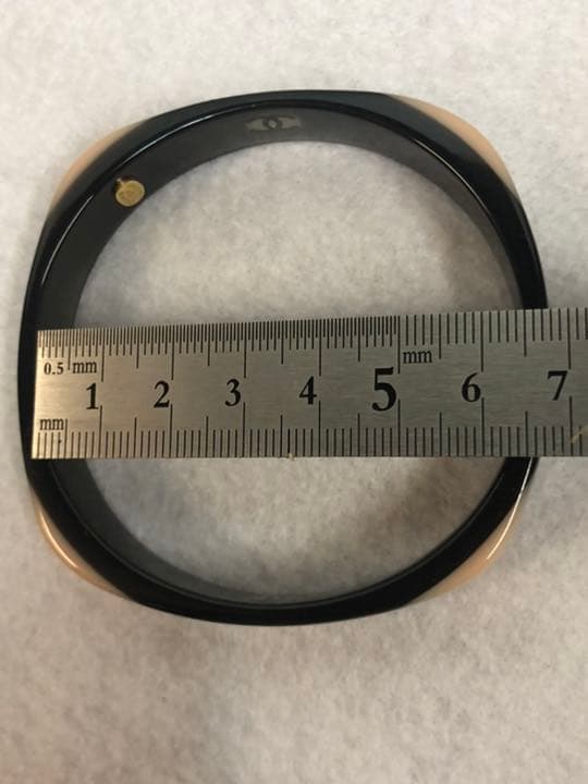 つっつん様専用 極美品 シャネル プラスチック バングル 01 A - メルカリ