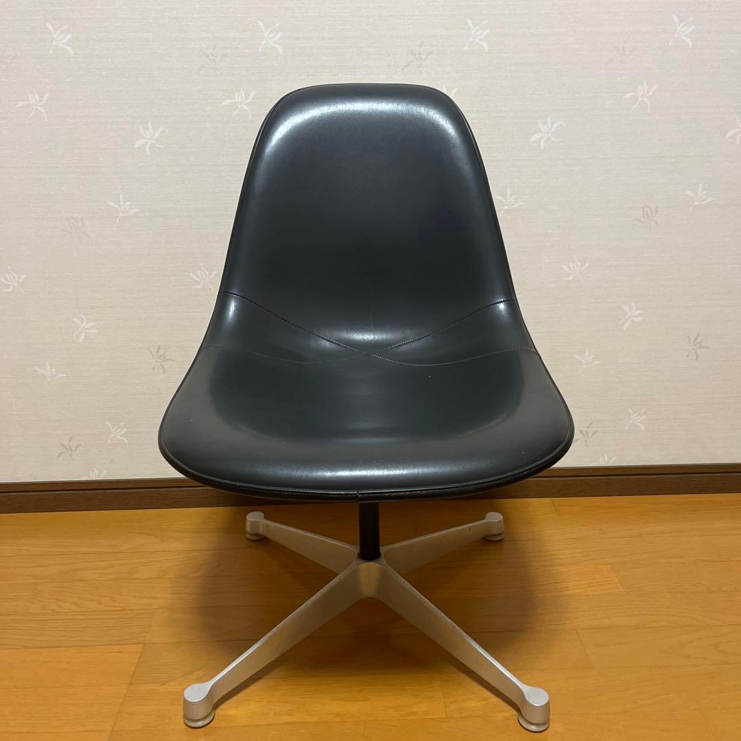 イームズ　ナウガレザー イームズシェルチェアに使われているビニールレザー「ナウガハイド」と