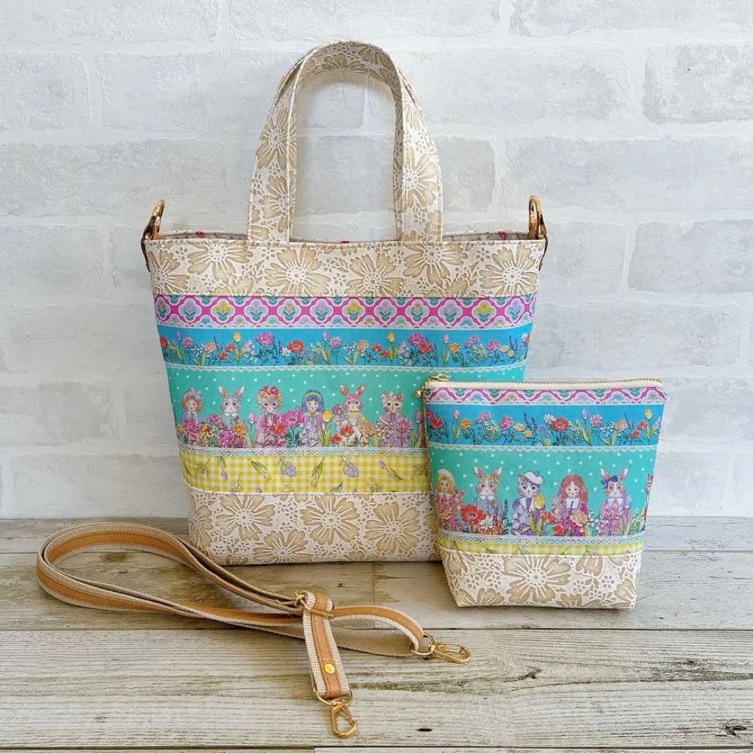 ⌘ Porte-Bonheur ⌘ Clássico não pede licença. Ele ocupa espaço. A Tabby da Coach na