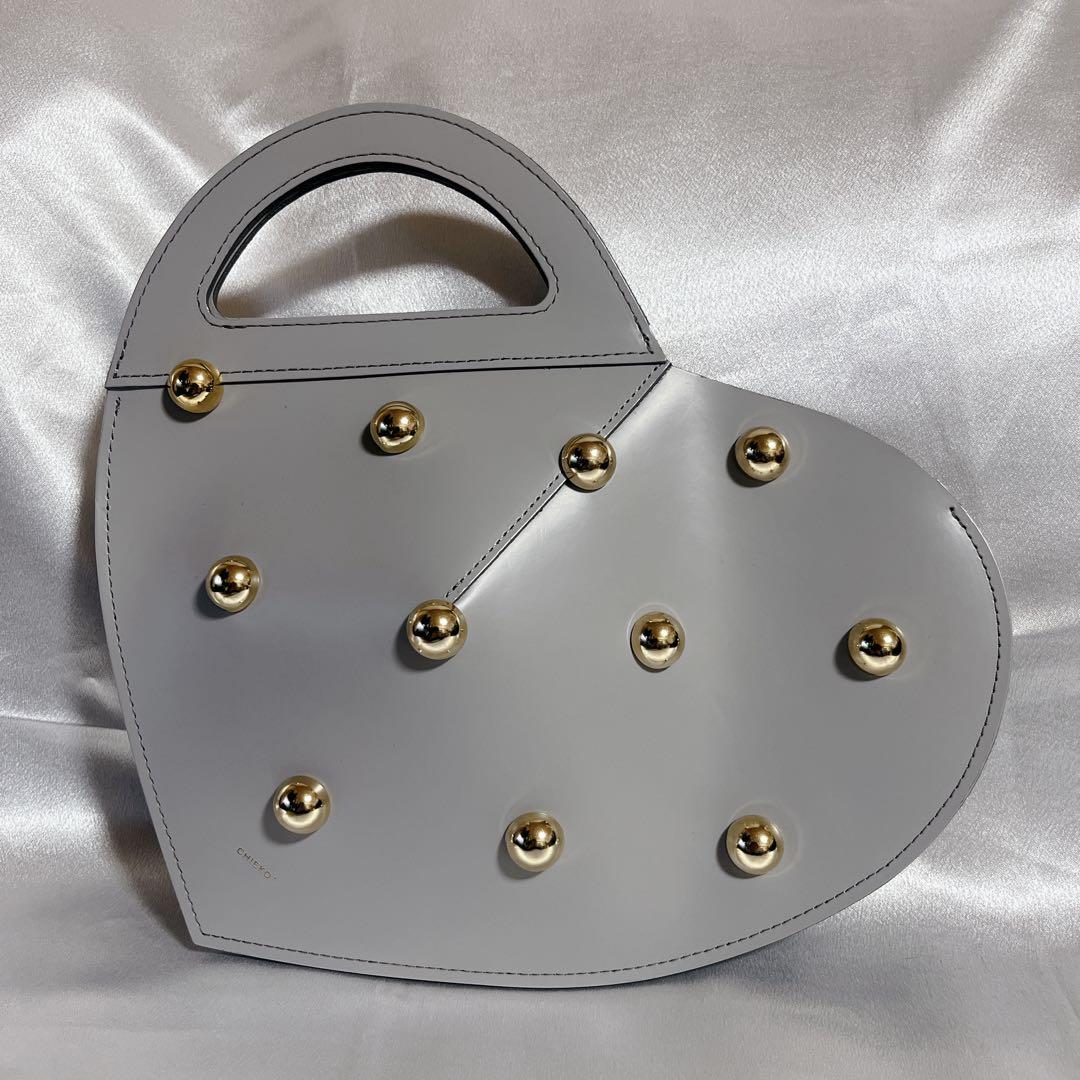 【新品未使用】Chieko＋ ハート型レザーバッグ｜グレー×ゴールドスタッズ 2026年最新】chieko+ バッグの人気アイテム - メルカリ