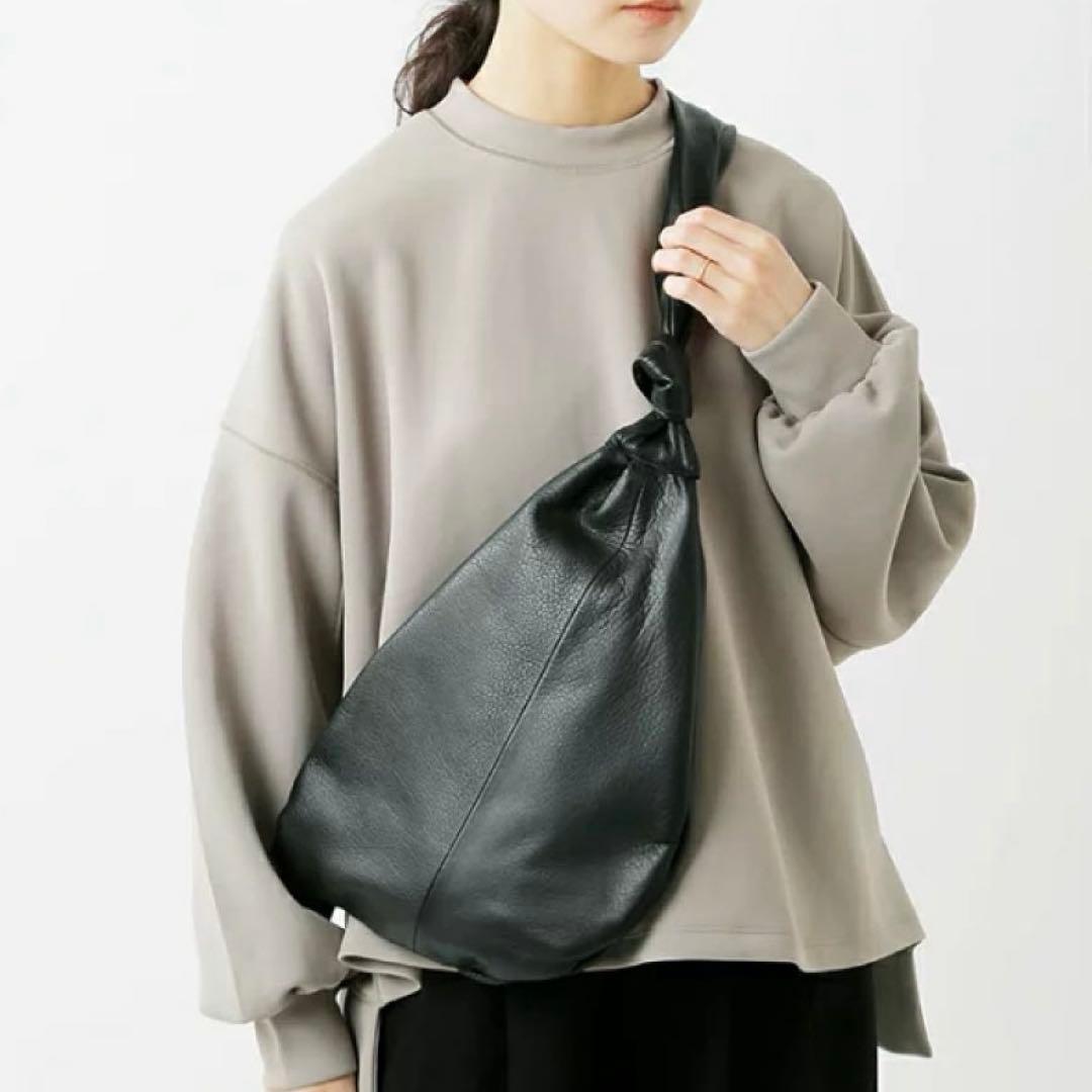 【美品】POMTATA カウレザー ボディバッグ CANDY BODY BAG POMTATA（ポンタタ） カウレザー ボディバッグ CANDY BODY BAG candy